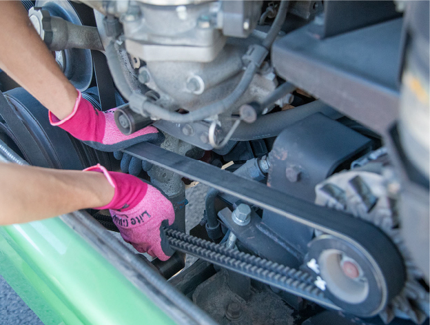 バスの車両点検をするドライバー