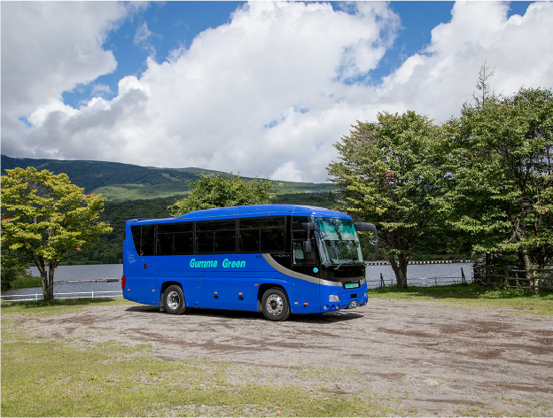 観光旅行バスを運転するドライバー