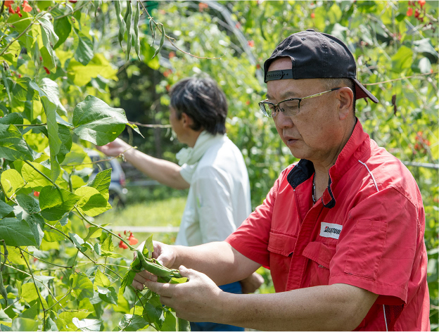 空き時間に農作業をするドライバー