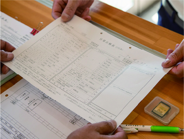 乗務後に業務報告をするドライバー