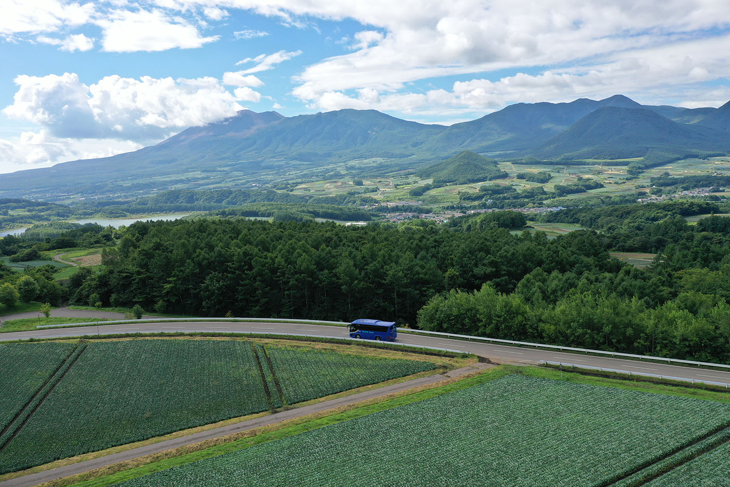 嬬恋村の緑豊かな山道を走る群馬グリーン交通のバス