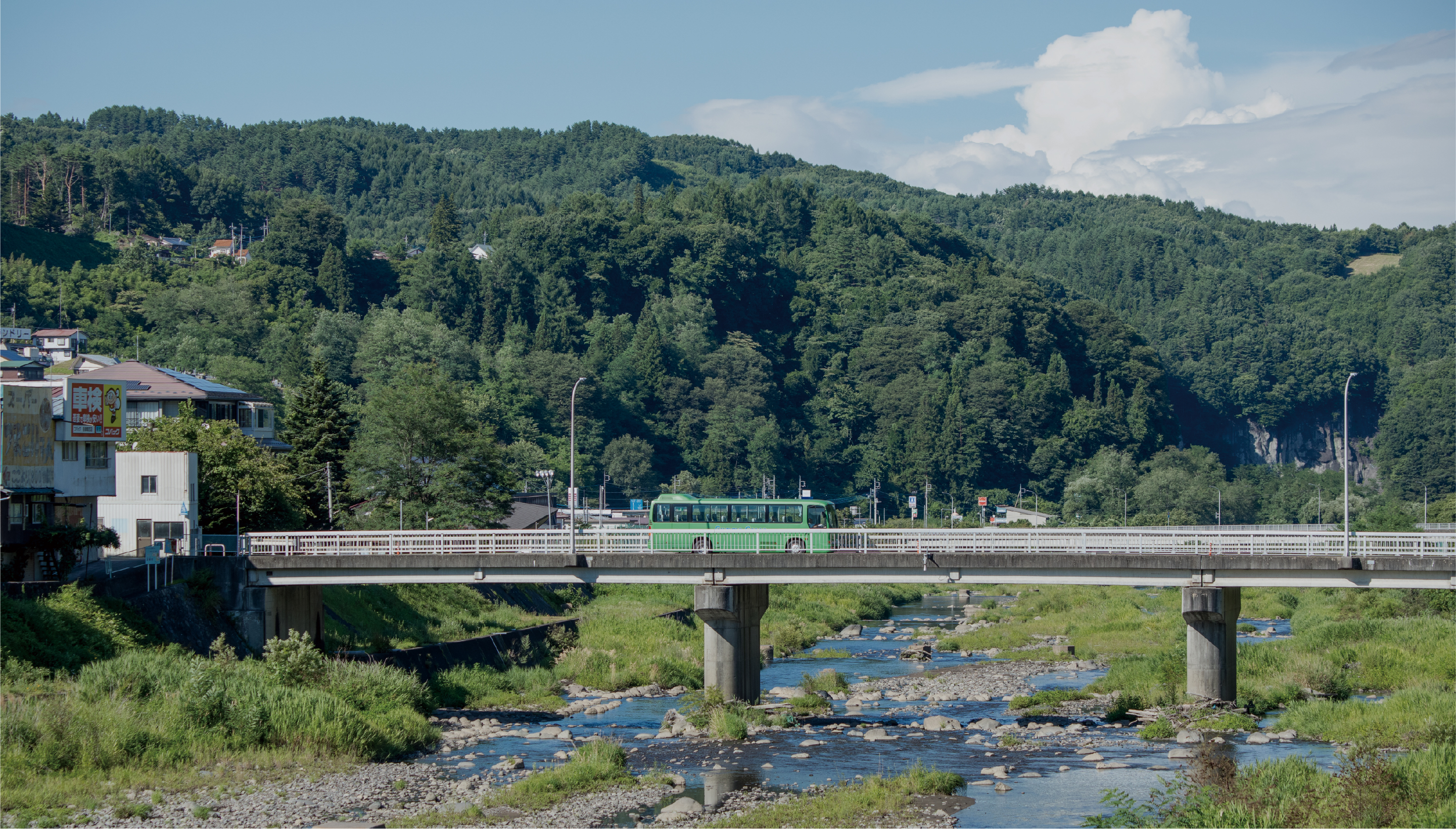 嬬恋村の川沿いの橋を走る群馬グリーン交通のバス