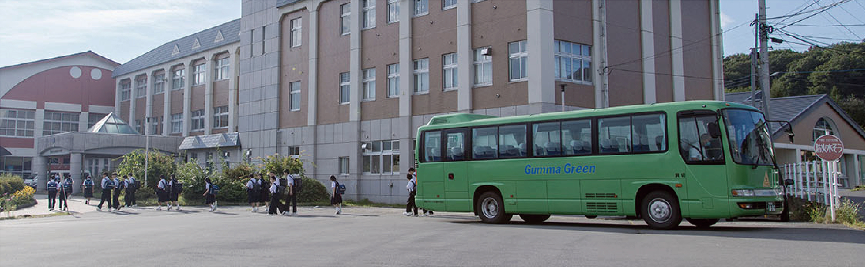 スクールバスが走る嬬恋村の風景