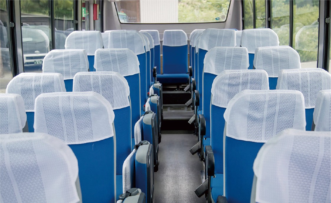 バスの内装・座席を点検する様子