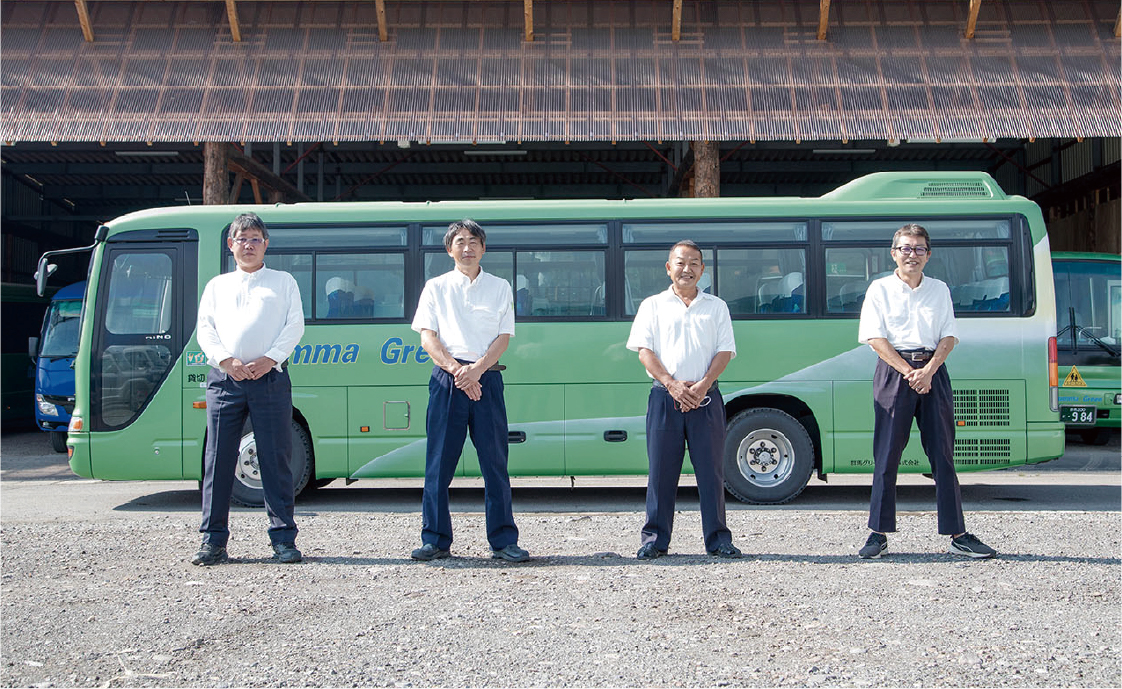 バスの前に並ぶ群馬グリーン交通の運転士3名