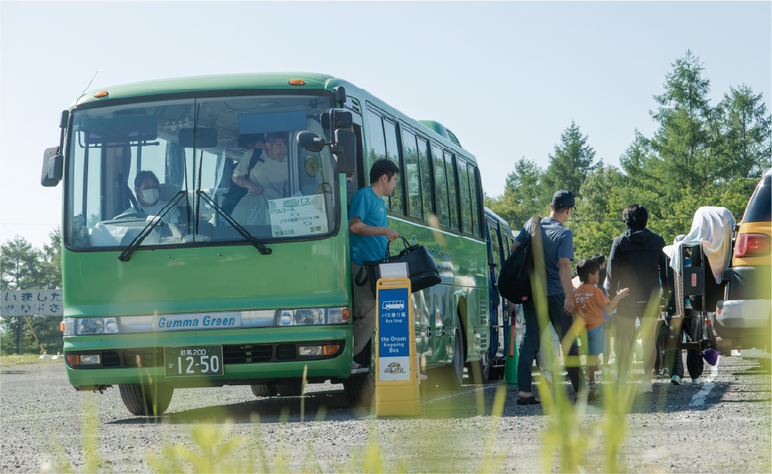 イベント会場でバスに乗り込む人々