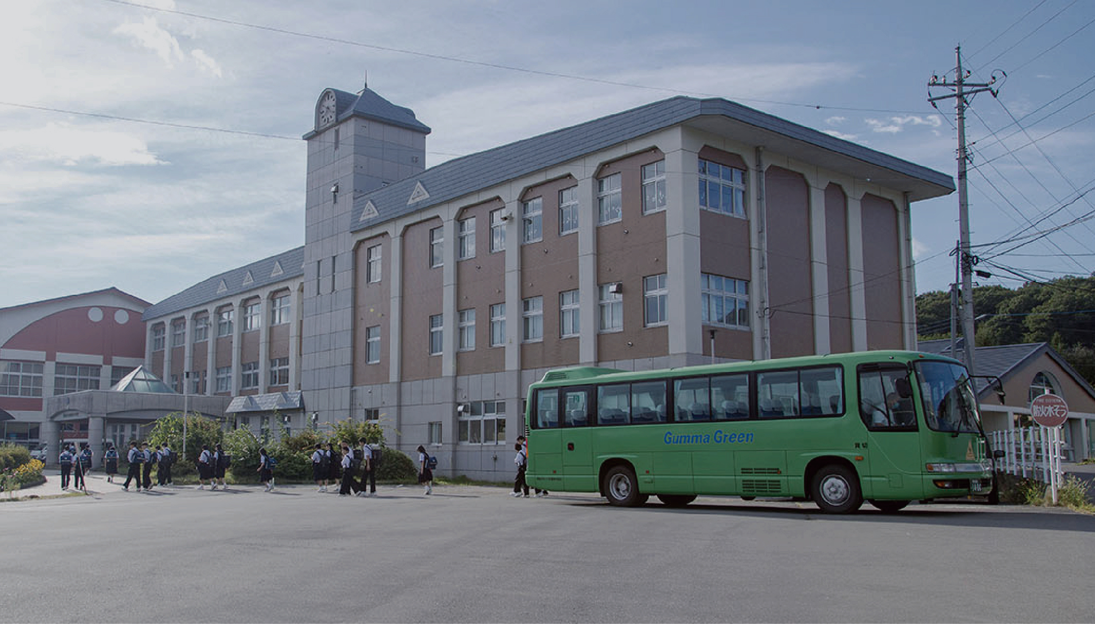 学校前に停まる群馬グリーン交通のスクールバス
