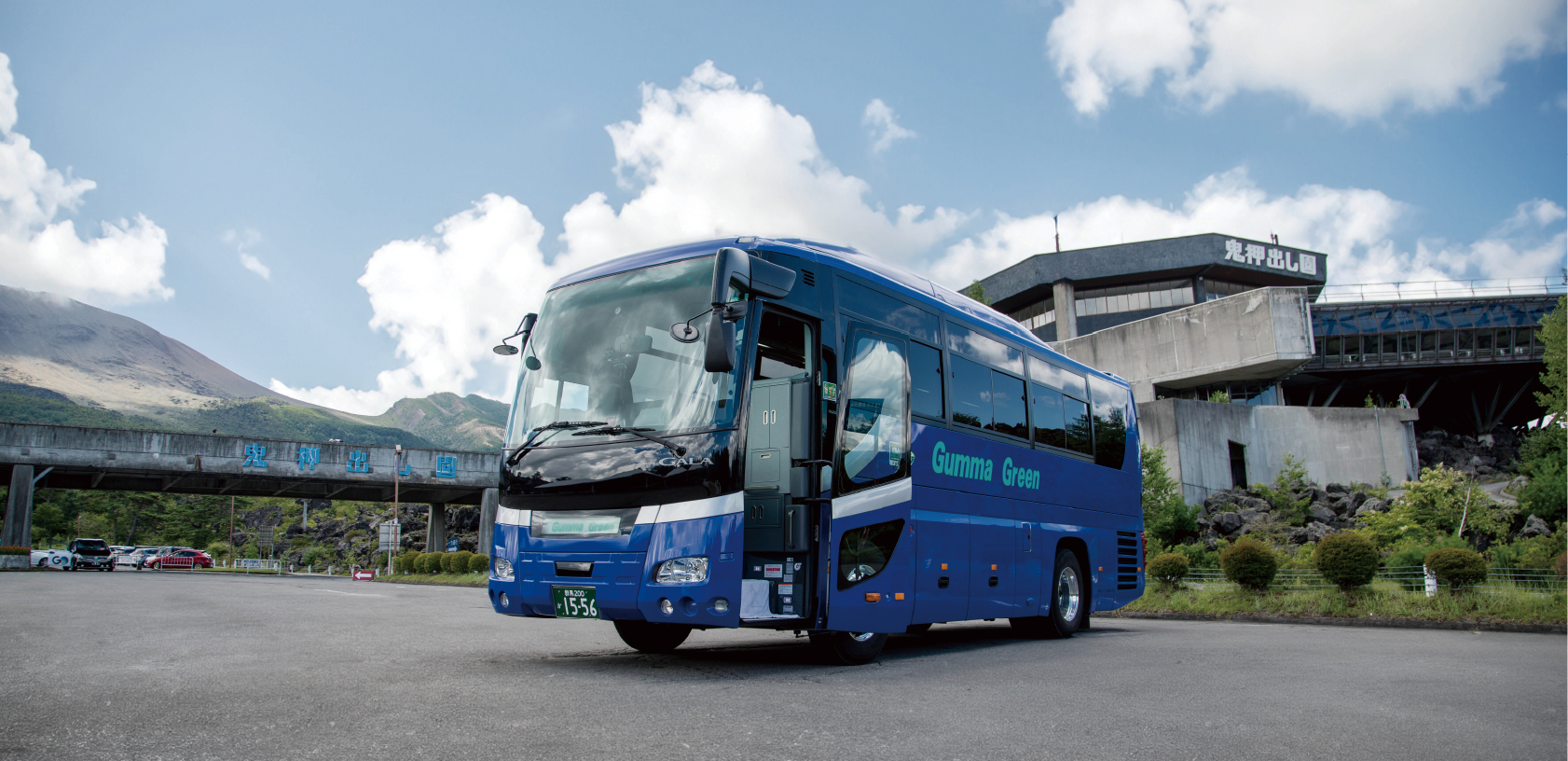 嬬恋村の山と川の風景を走る群馬グリーン交通のスクールバス2台