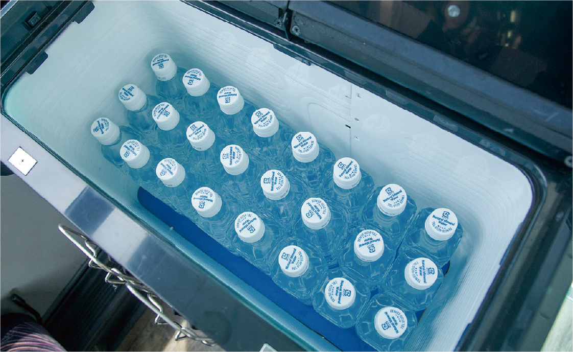 バスの冷蔵庫内に並ぶペットボトル