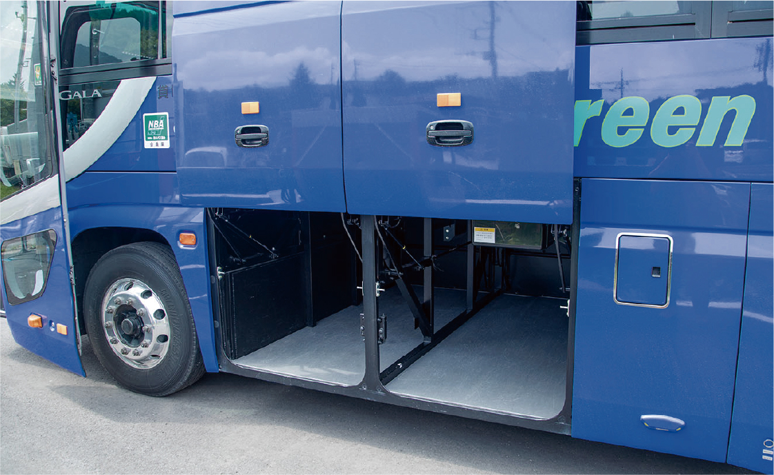 イベント会場でバスに乗り込む人々