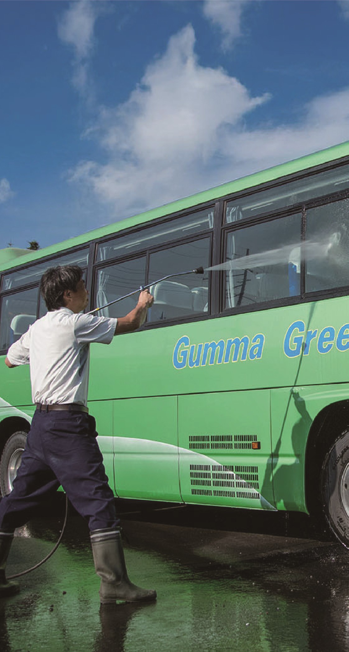嬬恋村の緑に囲まれた群馬グリーン交通のバス