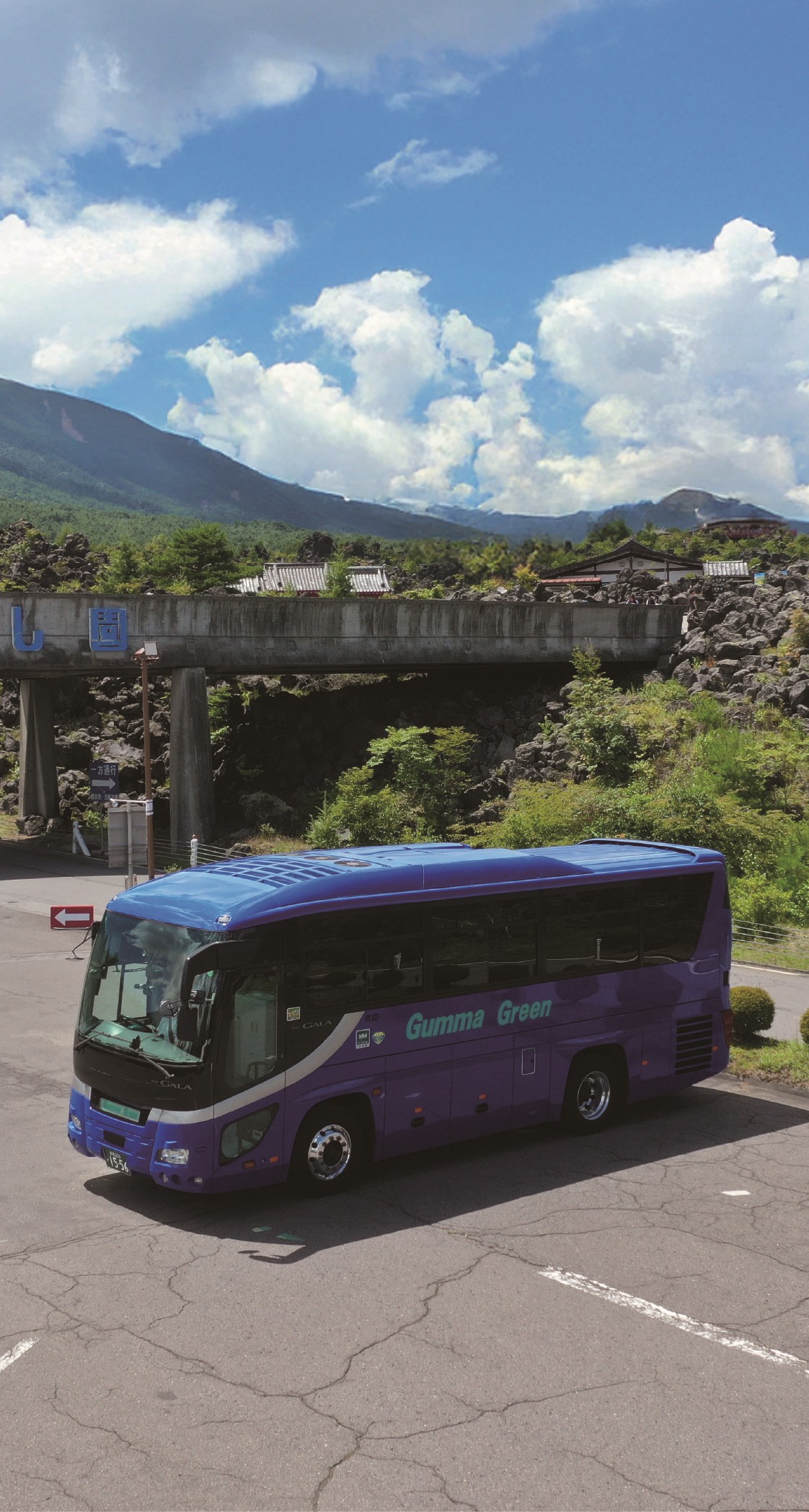 嬬恋村の緑に囲まれた群馬グリーン交通のバス